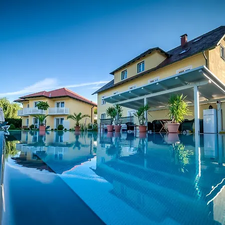 Dorf Grüner Baum Hotel