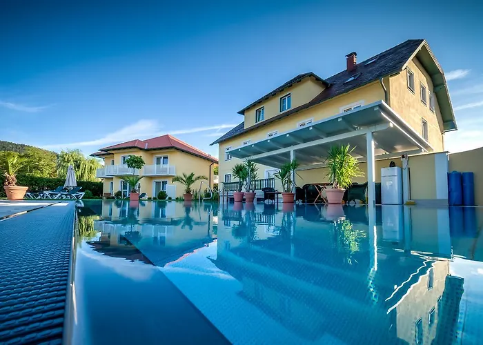 Dorf Gruener Baum ホテル